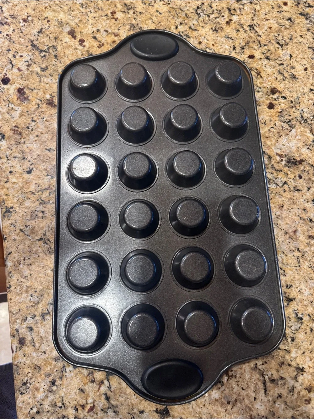 Oneida muffin pan